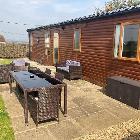 Rew Farm Country And Equestrian Accommodation - Sunset Lodge Melksham Eksteriør billede