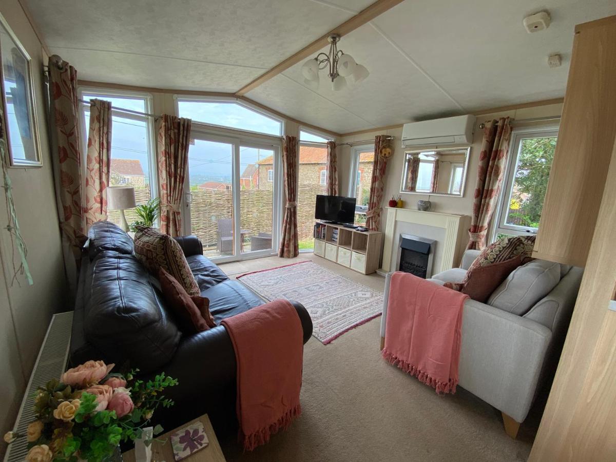 Rew Farm Country And Equestrian Accommodation - Sunset Lodge Melksham Eksteriør billede