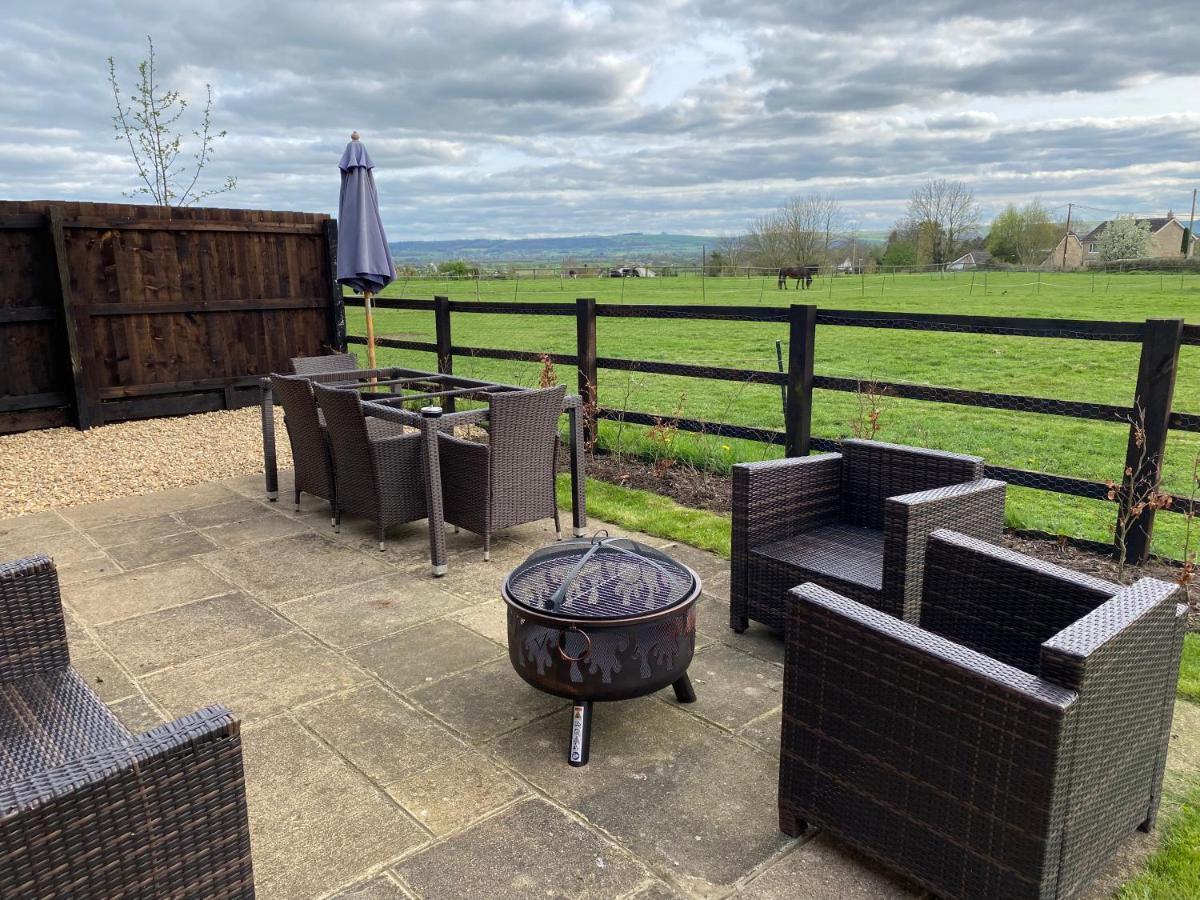 Rew Farm Country And Equestrian Accommodation - Sunset Lodge Melksham Eksteriør billede