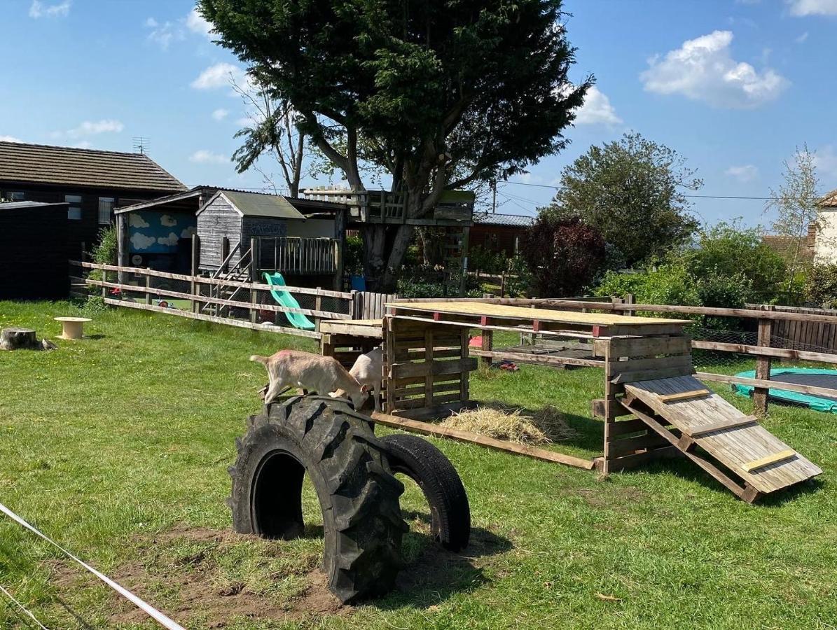 Rew Farm Country And Equestrian Accommodation - Sunset Lodge Melksham Eksteriør billede