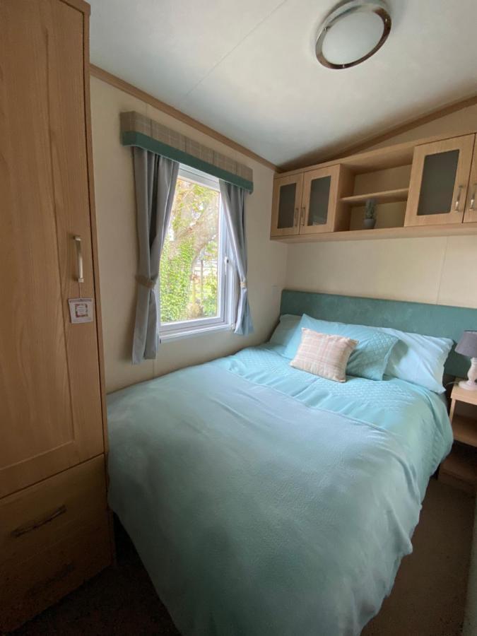Rew Farm Country And Equestrian Accommodation - Sunset Lodge Melksham Eksteriør billede